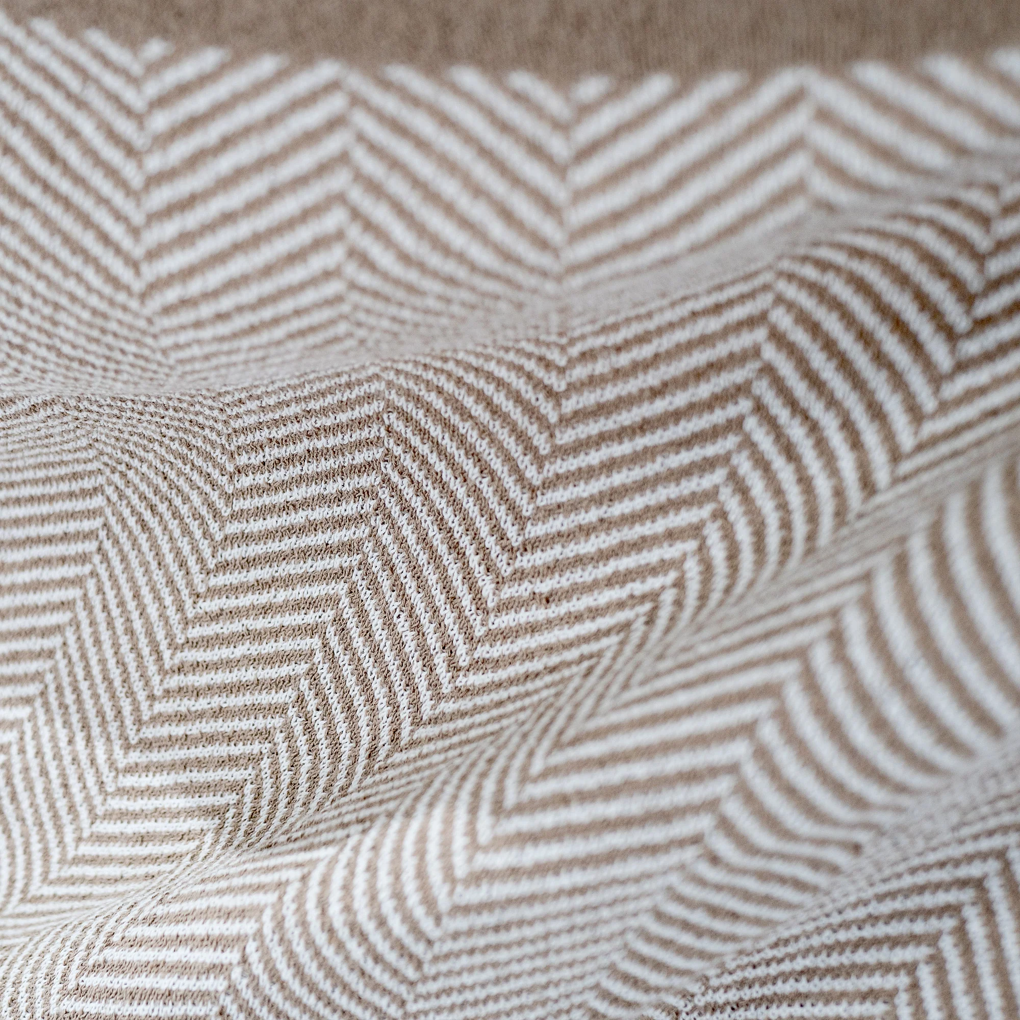 Kuscheldecke / Tagesdecke - Gestrickte Fischgrätenmuster Stein - Image 4